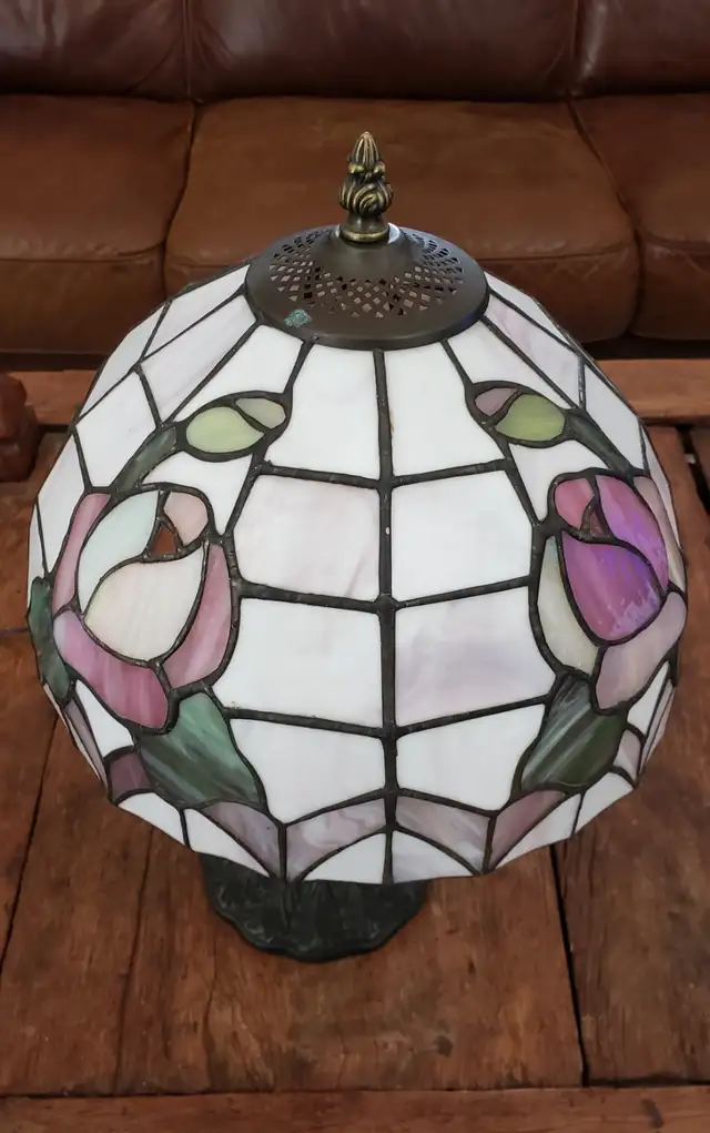Tiffany Style Antique Stained Glass table Lamp in Arts & Collectibles in Calgary - Image 8