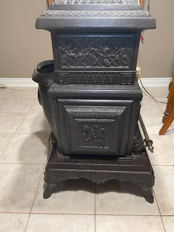 JEWEL No. 123 COAL/WOOD BURNING PARLOR STOVE in Arts & Collectibles in Oshawa / Durham Region - Image 4