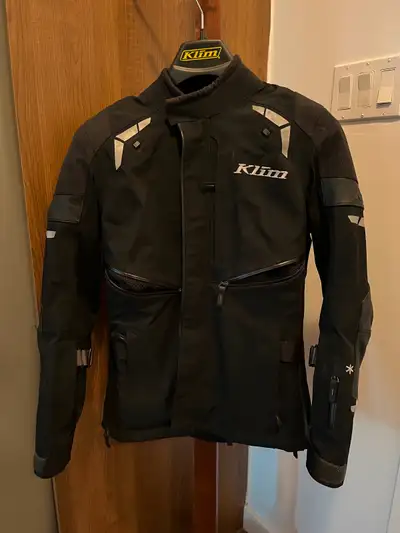 Manteau pour moto Klim, pour femme Médium, acheté en 2022. Porté que quelques fois. Comme neuf. Payé...