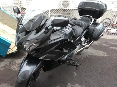 Yamaha FJR 1300 E à vendre, 35975km, très bon état, suspension ajustable, deux casque LS2 avec commu...