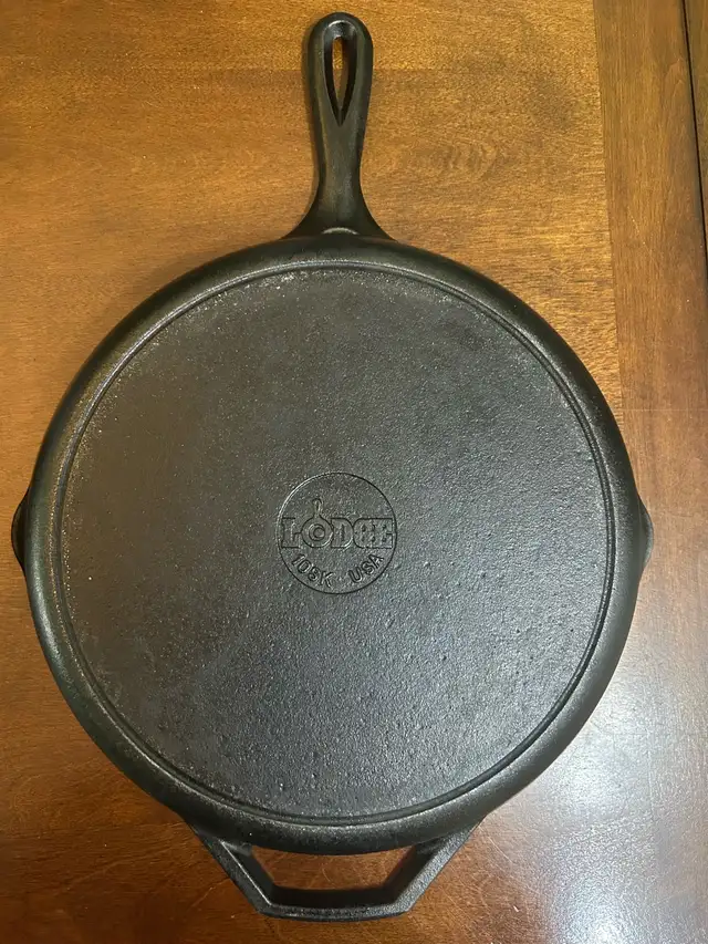 Lodge Cast Iron Pan in Kitchen & Dining Wares in Ottawa - Image 3