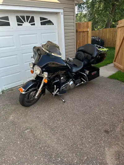2011 Ultra Limited with 103ci and 6 speed transmission. 3 windshields, Harley wired headsets for com...