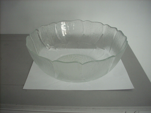 PAIR OF MATCHED GLASS SALAD BOWLS 9" / 23 CM 10.5" / 26.5 CM dans Vaisselle et articles de cuisine  à Ouest de l’Île - Image 2