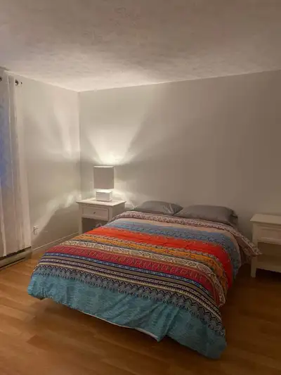 lit queen, tables de chevet, possibilité de livraison , View more