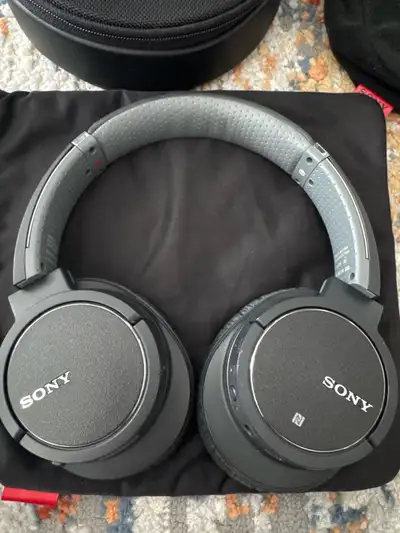 Sony wireless noise-cancelling headset /Bluetooth/used like new , View more