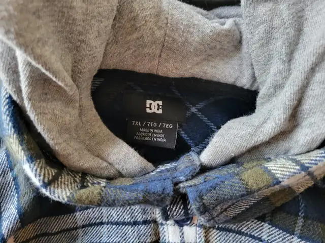 Chemise capuchon / DG / garçon / 7 ans / flanelle / comme neuve! in Kids & Youth in Longueuil / South Shore - Image 3