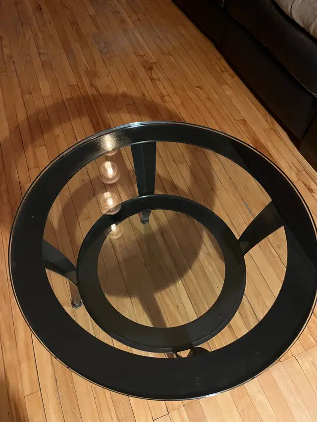 Beautiful round glass coffee table in Coffee Tables in City of Montréal - Image 3