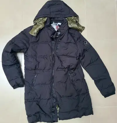 Black with glossy forest green interior; True Medium size; Bought 2 years ago; worn once from airpor...