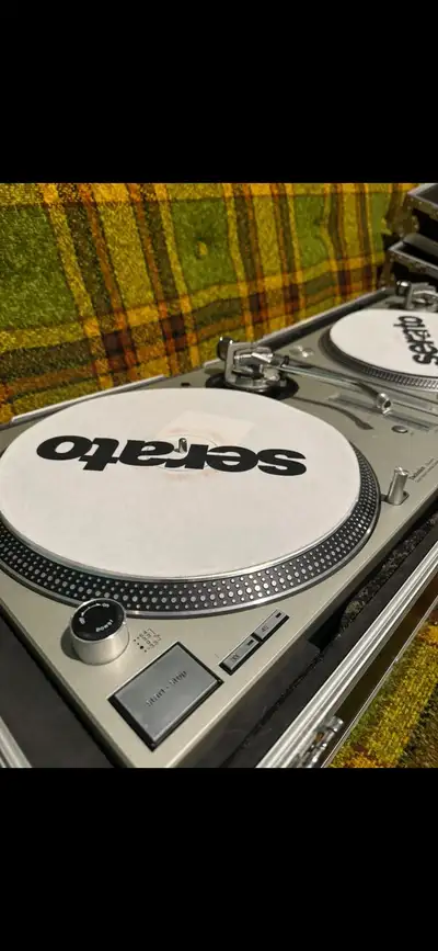 Mint set of MK5 technics turntables. Cases no longer available. Message me if you have any questions...