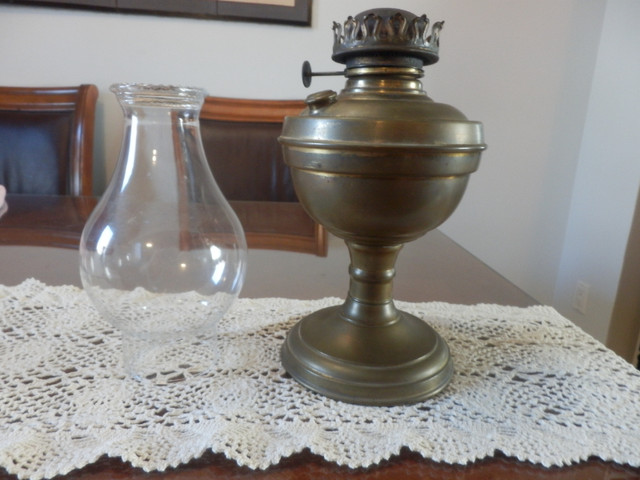 Lampe à l'huile vintage en laiton dans Art et objets de collection  à Longueuil/Rive Sud - Image 3