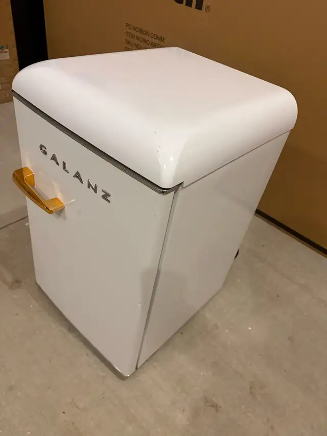 Galanz Compact Fridge in Refrigerators in London - Image 2