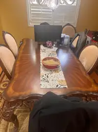 Dining Room Table & Chairs 