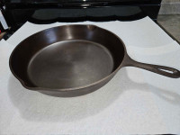 Vintage Unmarked Lodge 10  2,  12" Cast Iron Pan