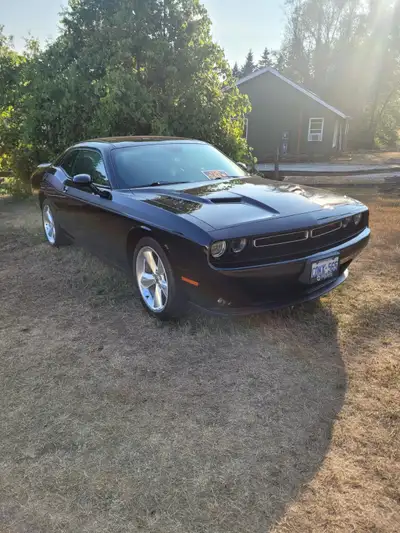2016 Dodge Challenger RT Spotless inside and out Low kilometers 5.7 Hemi, Sunroof, Nav, Alpine sound...