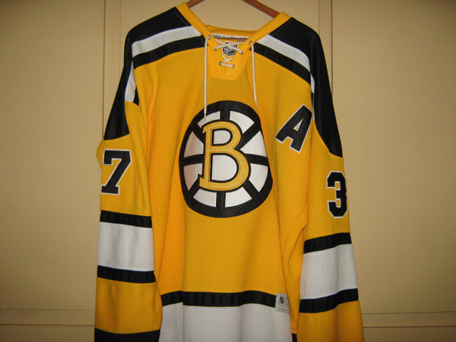 bOSTON NHL SWEATER no:37 in Hockey in Gatineau - Image 2