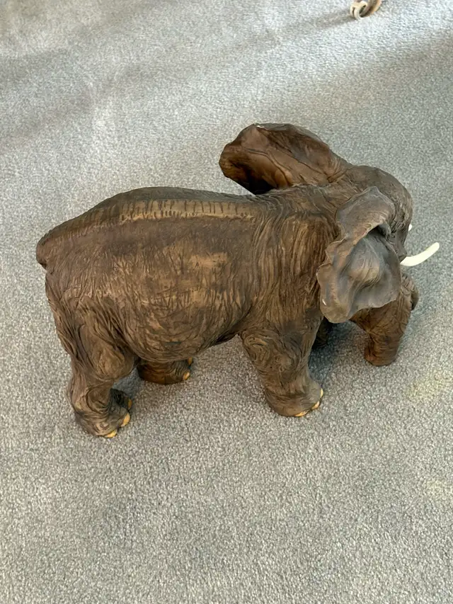 Large Elephants, mother and baby  18” in Arts & Collectibles in Windsor Region - Image 4