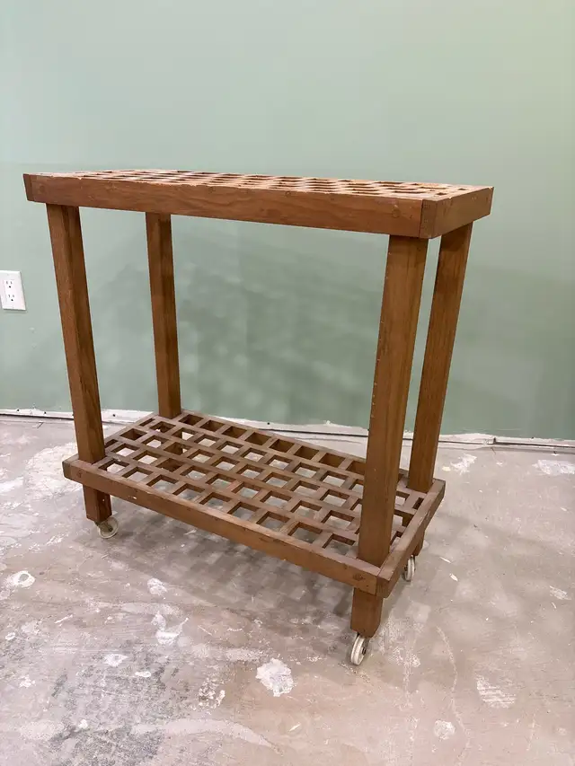 Solid wood console table in Hutches & Display Cabinets in Mississauga / Peel Region - Image 4
