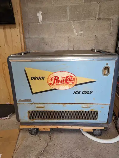 1940 ish Pepsi machine. Water cooled Asking 400. Selling as I want more space. Comes with caster whe...