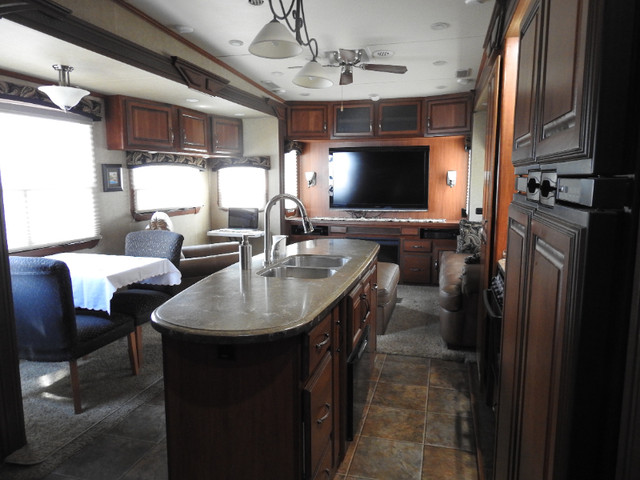 2012 REDWOOD 5th wheel, model 36RE, 38 feet in Travel Trailers & Campers in North Bay - Image 3