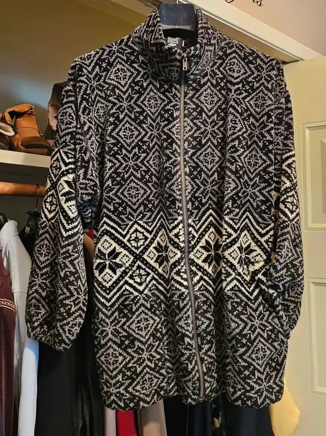 Women's Black and White Fleece Jacket in Women's - Tops & Outerwear in Edmonton - Image 5