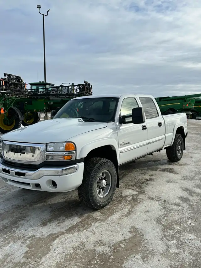 2004 GMC Sierra 2500HD Duramax Diesel 6.6L For Sale in Cars & Trucks in Regina - Image 3