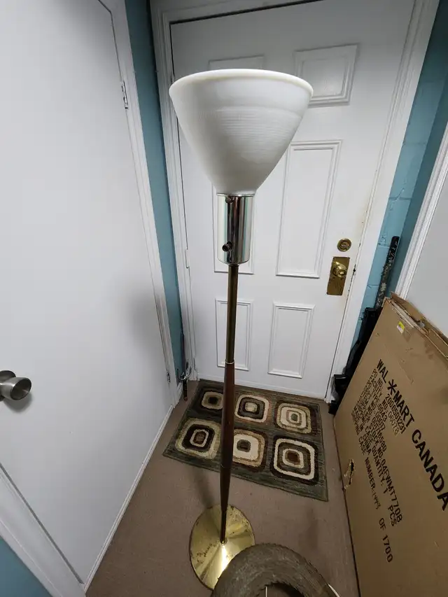 Vintage Light MCM 60s Floor Lamp Wood + Metal + Fiberglass Shade in Indoor Lighting & Fans in City of Toronto - Image 7