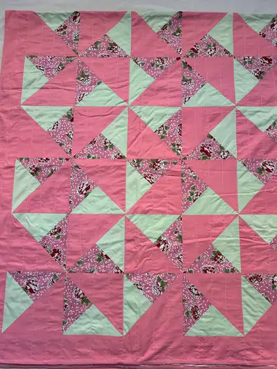 Courtepointe Motif triangles roses et verts, View more