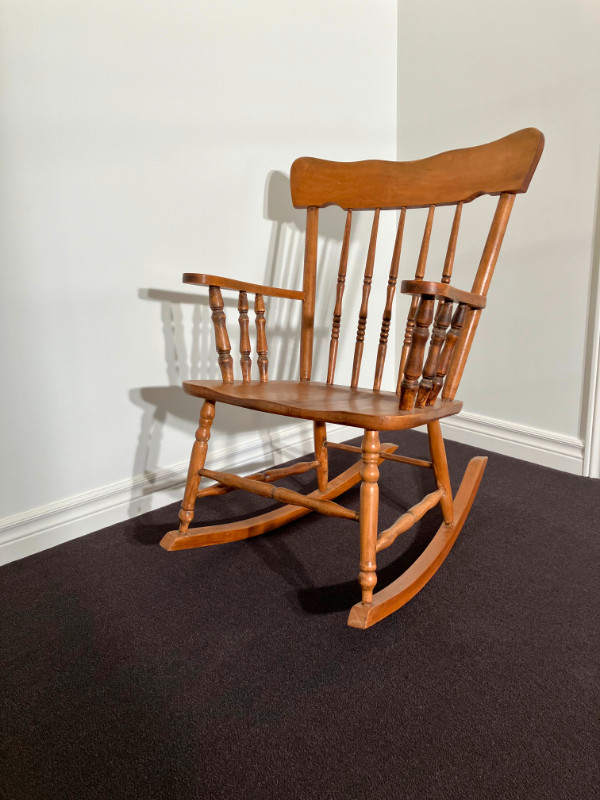 SOLID MAPLE HARDWOOD ROCKING CHAIR in Chairs & Recliners in Mississauga / Peel Region - Image 2