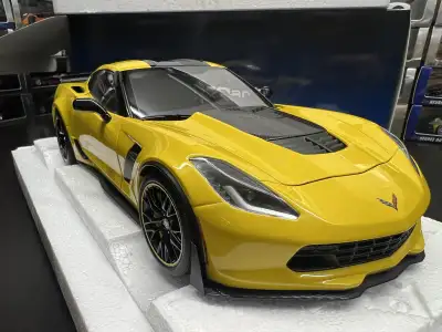 For sale is an AutoArt 1:18 scale model of the Chevrolet Corvette C7 Z06 C7R Edition in Corvette Rac...