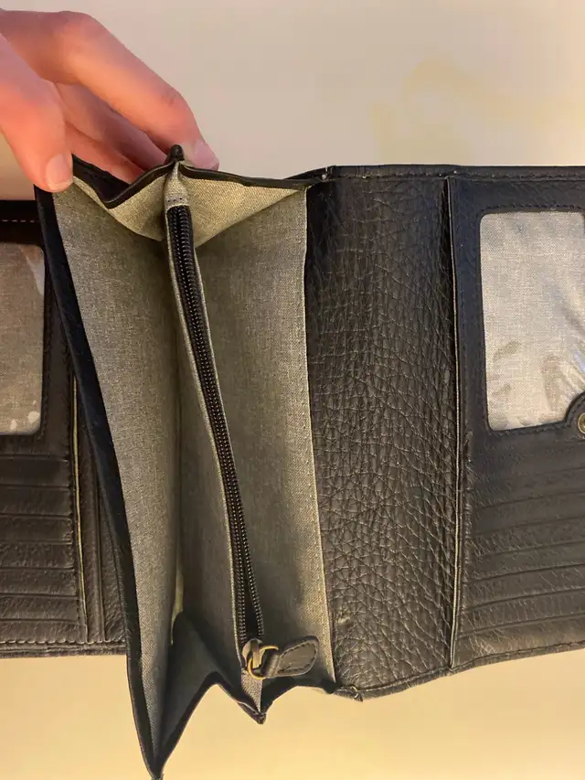 Roots wallet  in Women's - Bags & Wallets in City of Toronto - Image 6