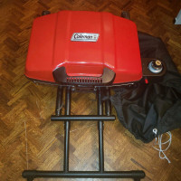 Like New Coleman Portable BBQ + BBQ cover 2 new propane tanks