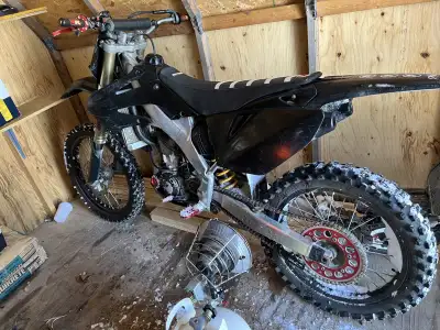 I’m selling my 250r the motor was just gone through has around 5 hrs on it .new water pump and cylin...