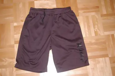 À vendre 1 short pour garçons noir Hurley grandeur LARGE. Il est en très bon état. Téléphone: 514-51...