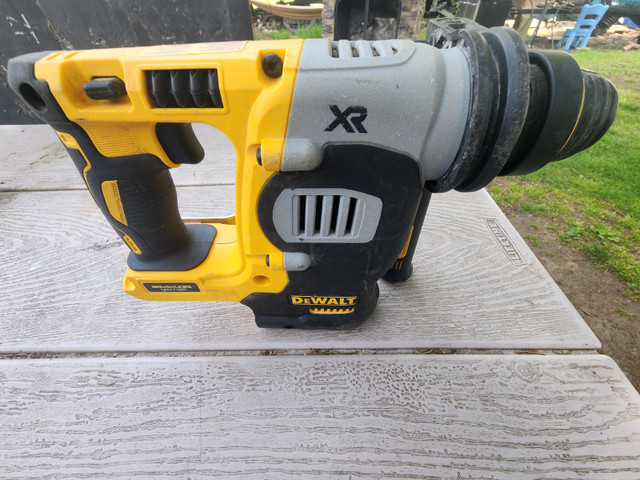 Dewalt 1" SDS Plus L-Shape Rotary Hammer Atomic 20-Volt Maximum in Power Tools in Windsor Region