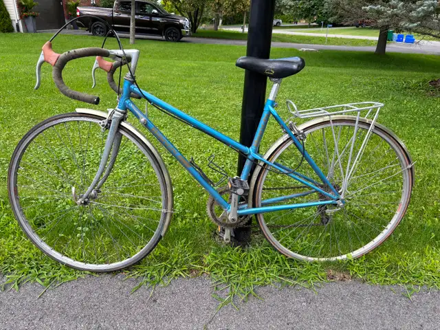 Vintage road bike in Road in Ottawa - Image 2