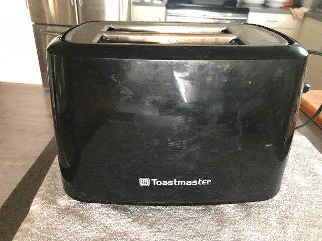 Two slice Bread Toaster in Toasters & Toaster Ovens in Richmond - Image 2