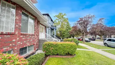 [Spacious Cozy House] Master bedroom(Private Bathroom) available From JUNE! House is close to 49th a...