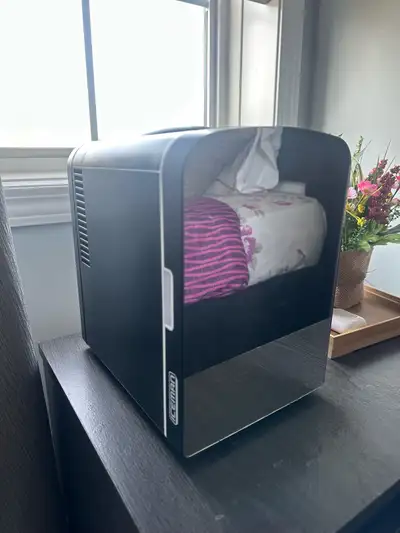 Portable Mirrored 4L Beauty Fridge. Can be used for food and drinks as well. Can become cold and hot...