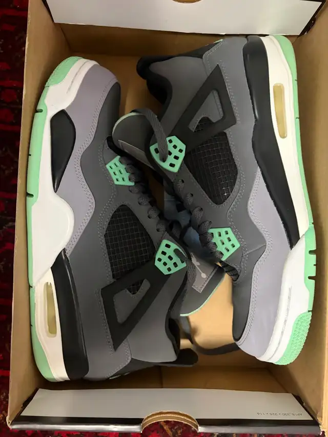 Jordan 4 Green Glow in Men's Shoes in Markham / York Region - Image 4