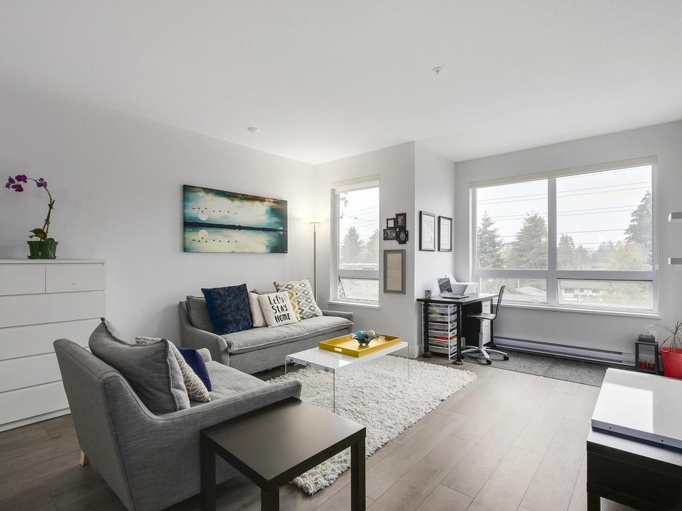 SPACIOUS ONE BEDROOM IN BURQUITLAM 3