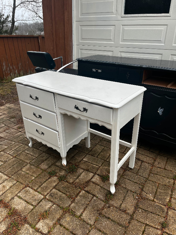 Dresser in Desks in Owen Sound - Image 2