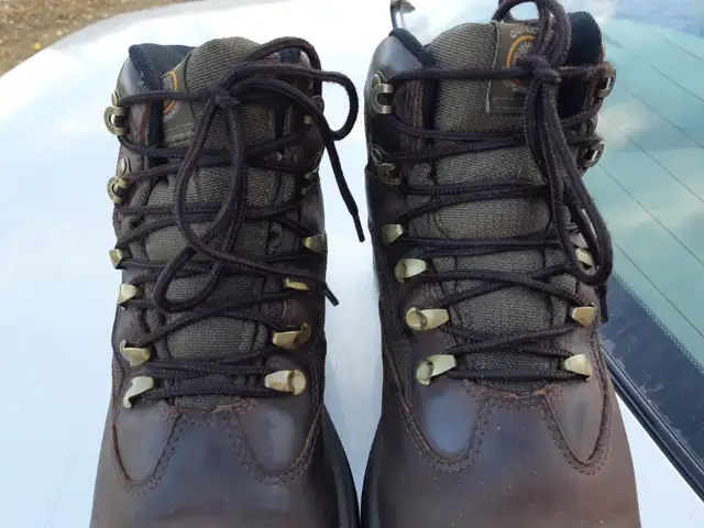 Women's TIMBERLAND Hiking Boots sz 10 in Women's - Shoes in St. Albert - Image 2
