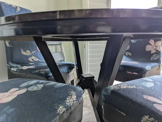 Dining Set with Round Table in Dining Tables & Sets in Oshawa / Durham Region - Image 3