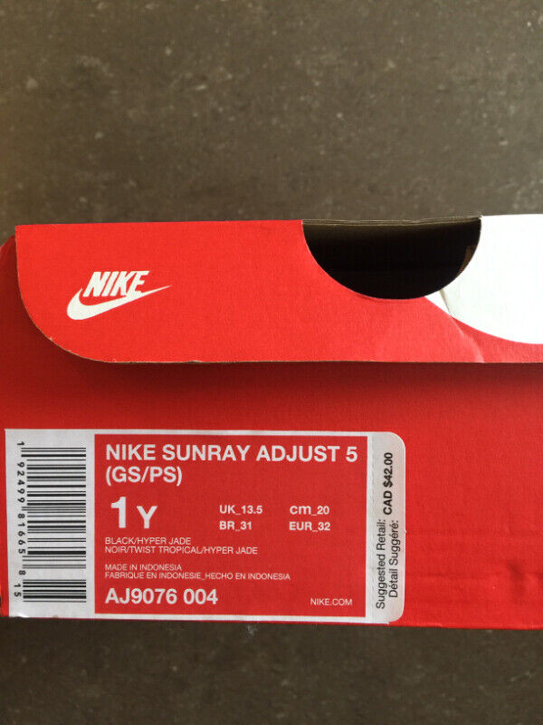 Girls youth Nike Sunray Sandals  Size 1 in Kids & Youth in Medicine Hat - Image 3