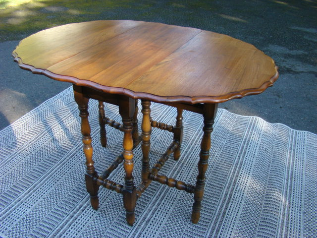 Antique Drop Leaf Gate Leg Table in Arts & Collectibles in Comox / Courtenay / Cumberland - Image 2