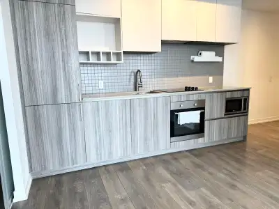 1 bedroom plus a big den that could be used as a second bedroom. Locate within 3 minutes walk of Vau...