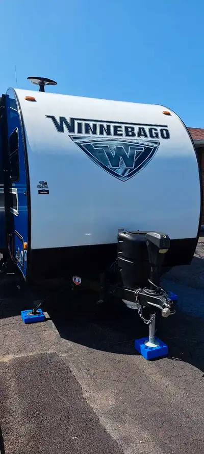 2018 Winnebago Minni Drop 170k Peut coucher jusqu'à 4 personnes table se convertis en lit queen 2 bu...