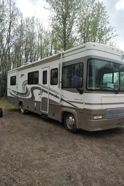 30’long no pullouts, 79890 kms, 7.4L (454) GAS engine, 60 gallon (227 litre) gas tank, 4000 watt mic...