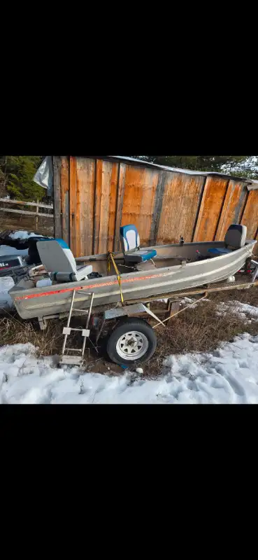 Aluminum boat, 4 horse motor comes with 3 new seats rod holders and oars .motor runs good.