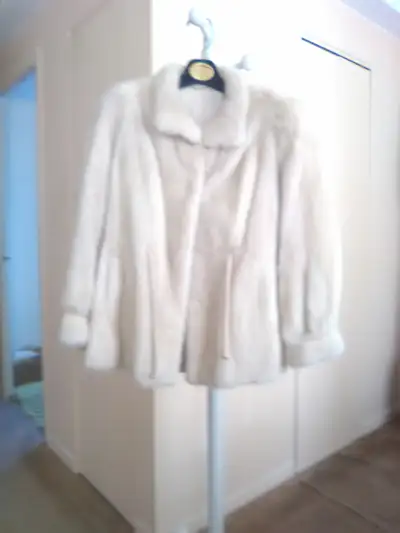 Veste de vison beige tres pale, ivoire., View more